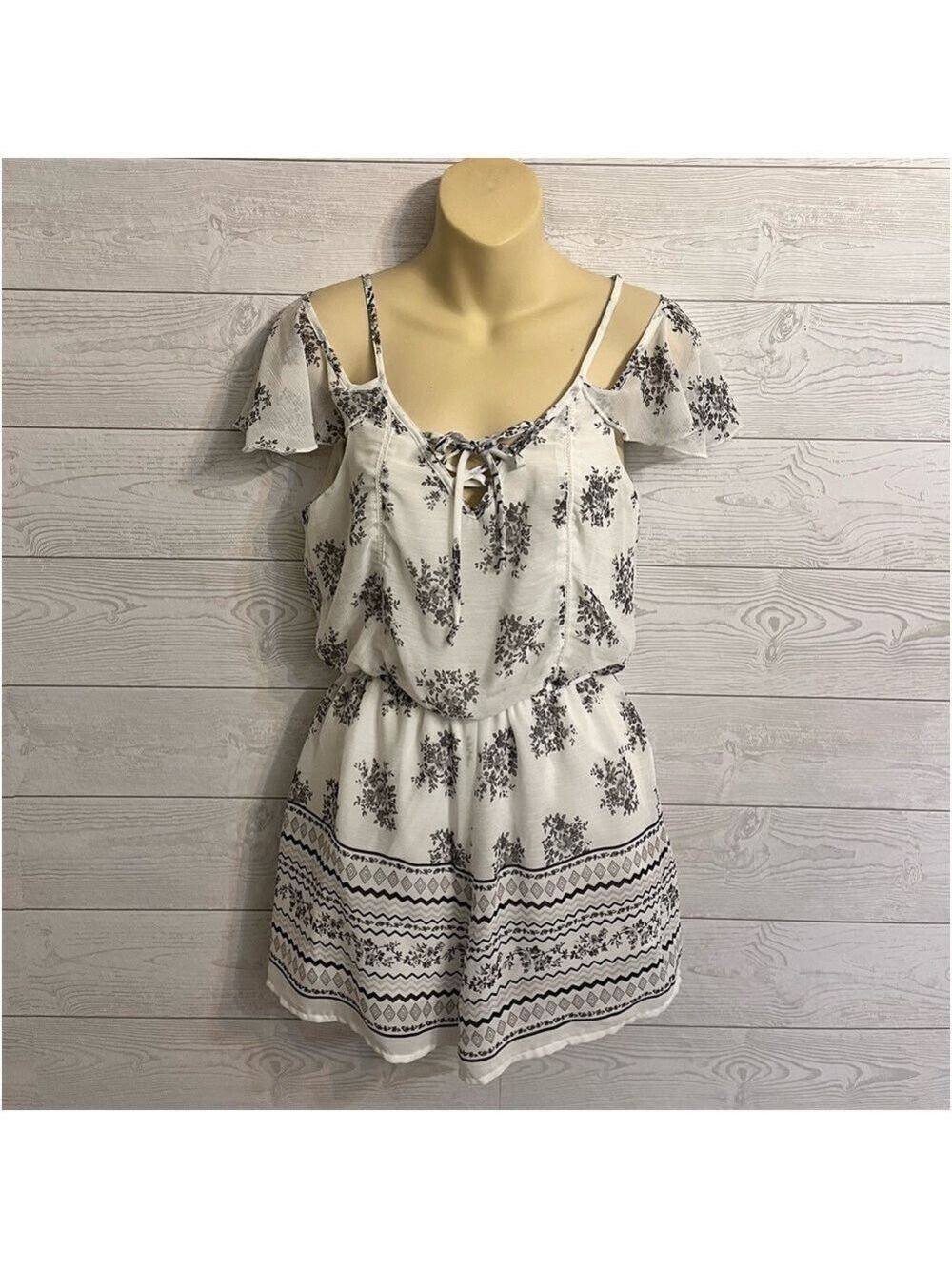 Trixxi Women’s Black White Chiffon Floral Romper Dress. Size S
